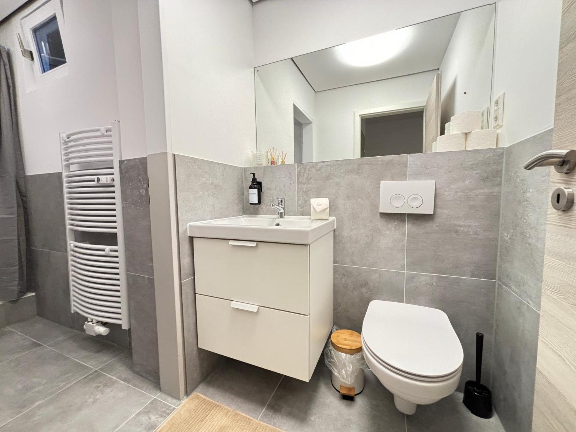140Qm - 4 Zimmer- Parkplatz - Autobahn - Blauer See - Mallibase Apartments Garbsen Kültér fotó