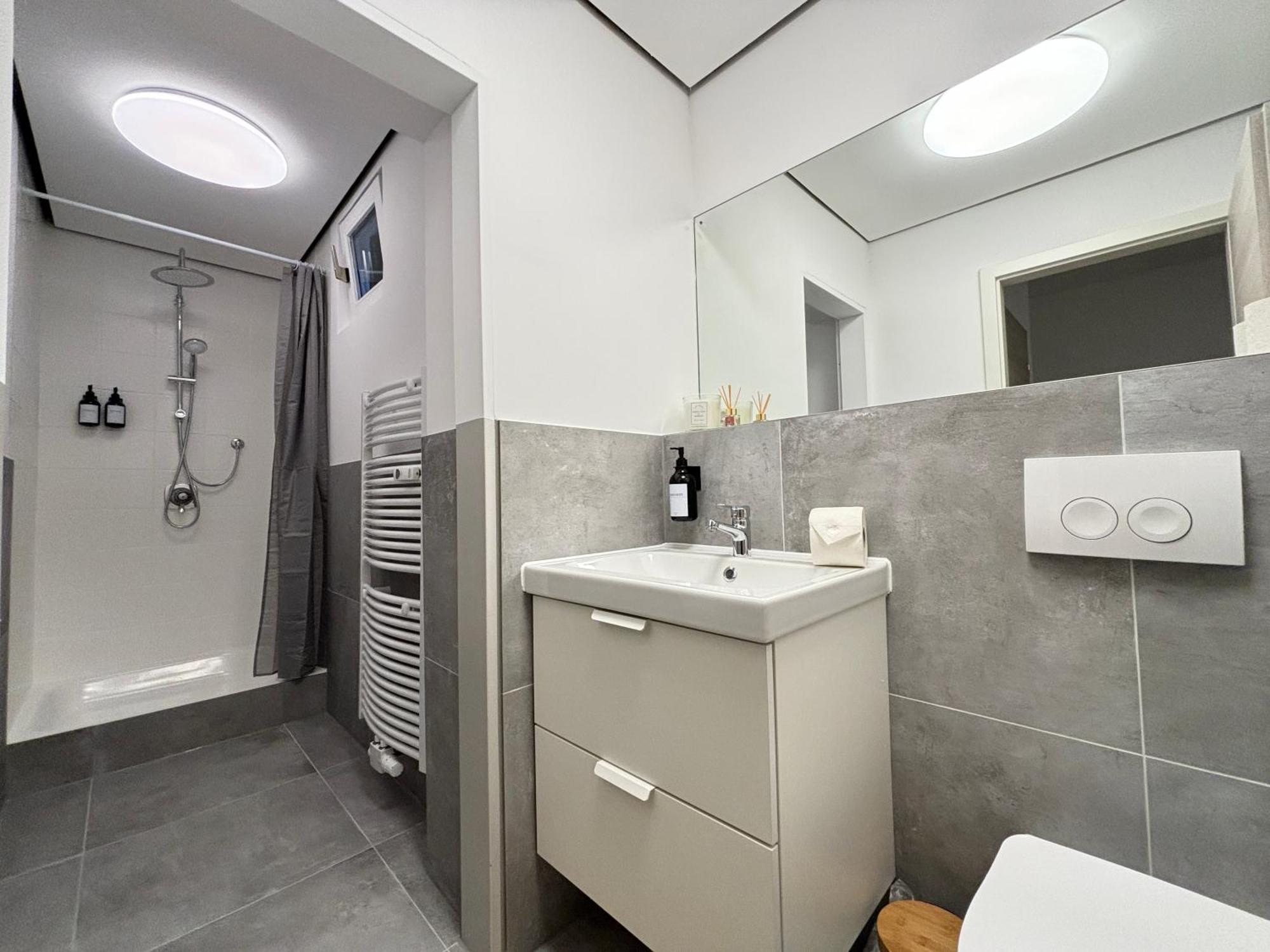 140Qm - 4 Zimmer- Parkplatz - Autobahn - Blauer See - Mallibase Apartments Garbsen Kültér fotó